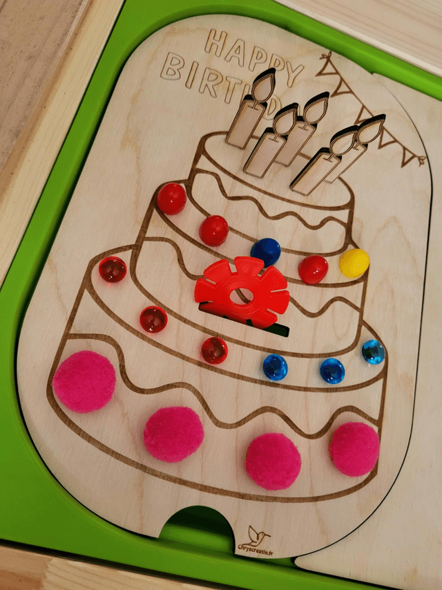 Le gâteau d'anniversaire + 5 bougies inclus