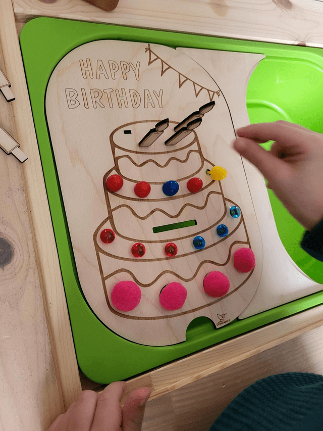 Le gâteau d'anniversaire + 5 bougies inclus