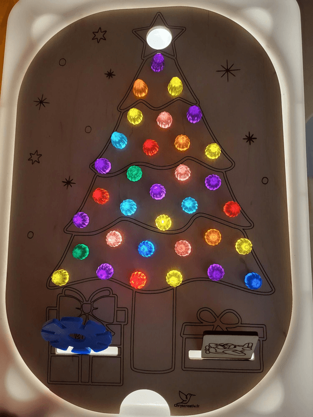 Le sapin de Noël petits trous