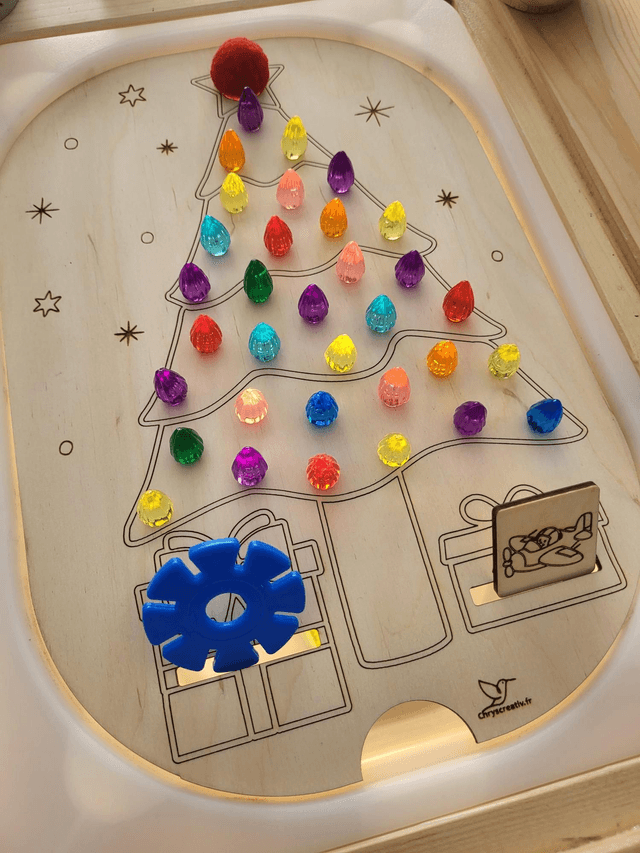 Le sapin de Noël petits trous