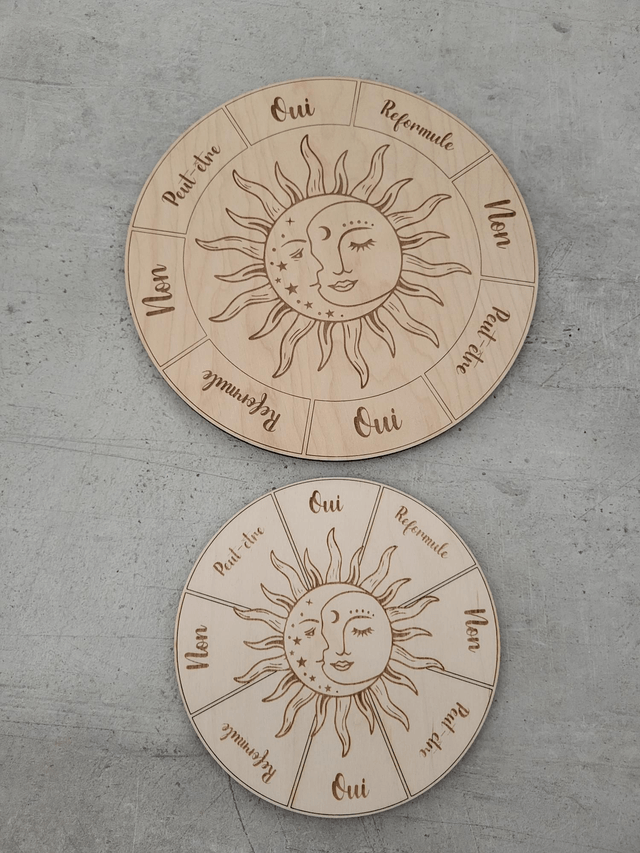 Support de Divination en Bois Gravé pour Pendule et Radiesthésie 
